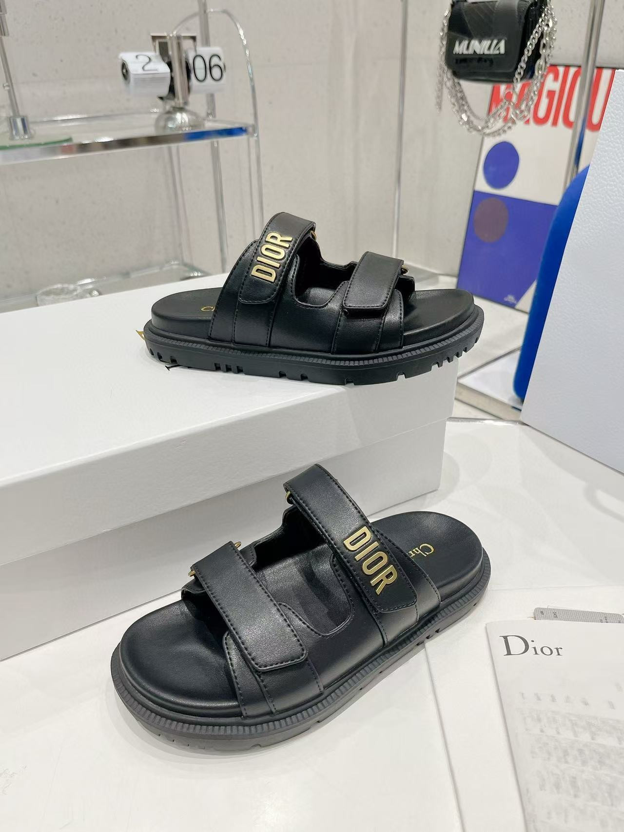ua D*or D*oract sandal