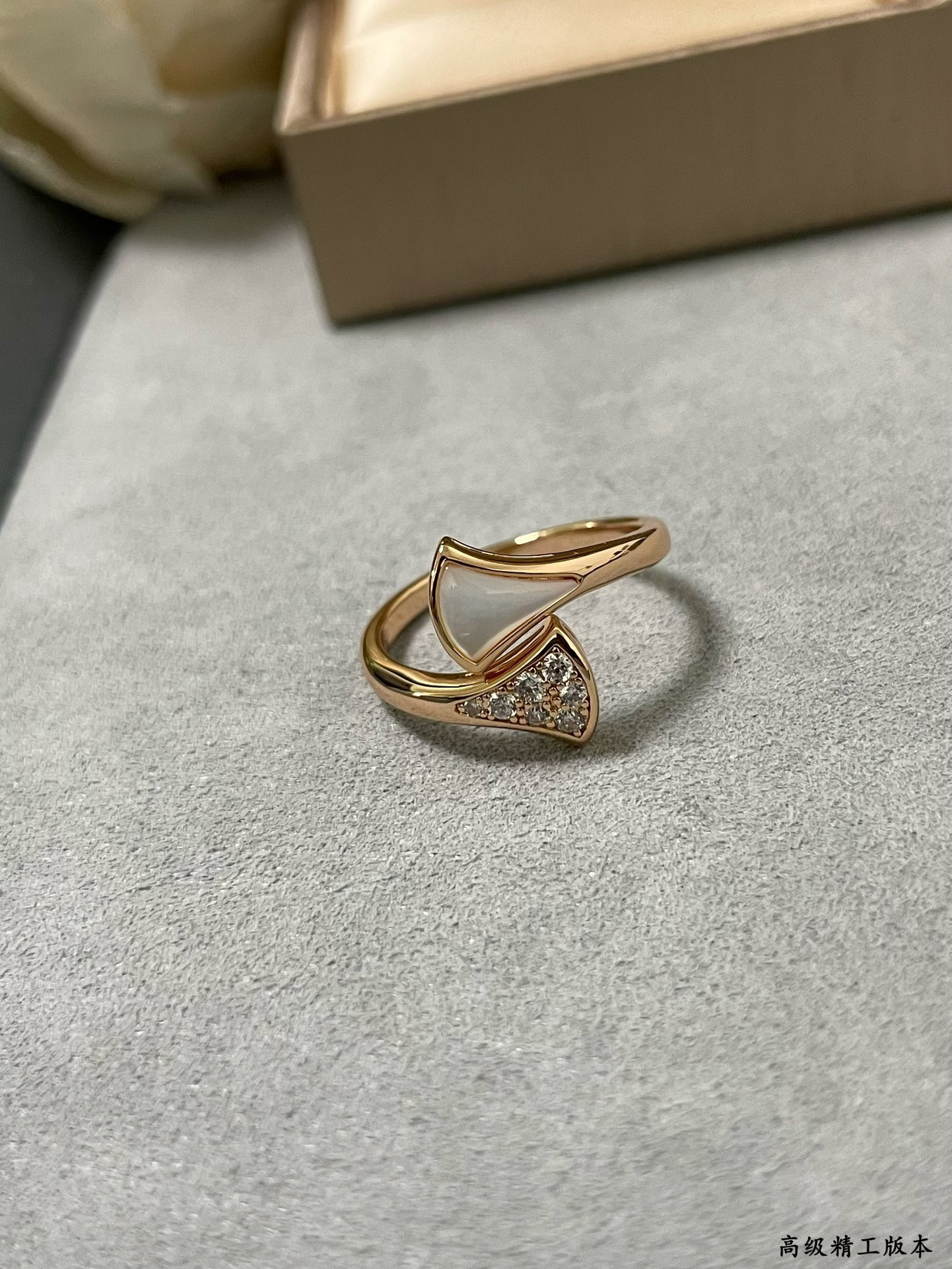 B*l*ai white mother-of-pearl scalloped skirt ring