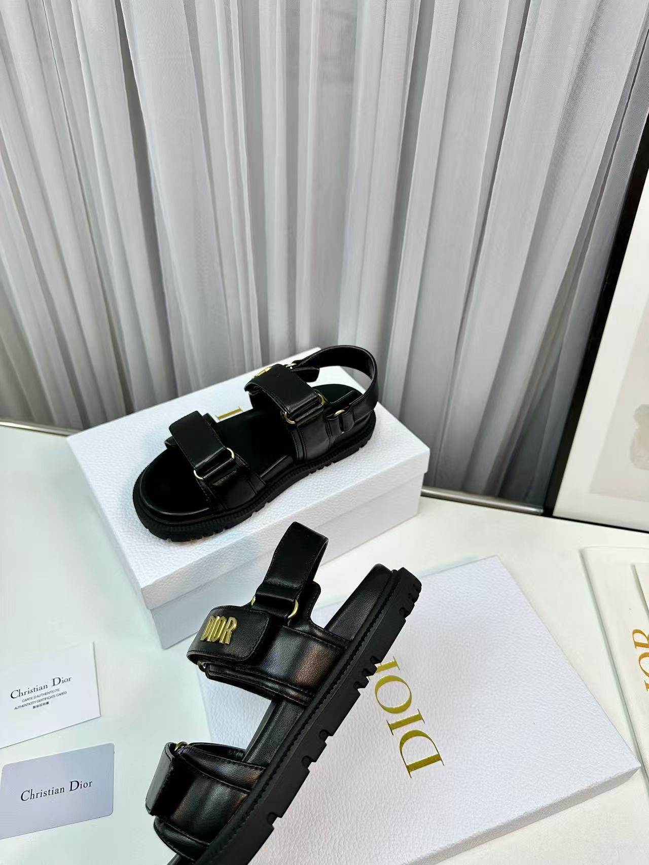 ua D*or D*oract sandal