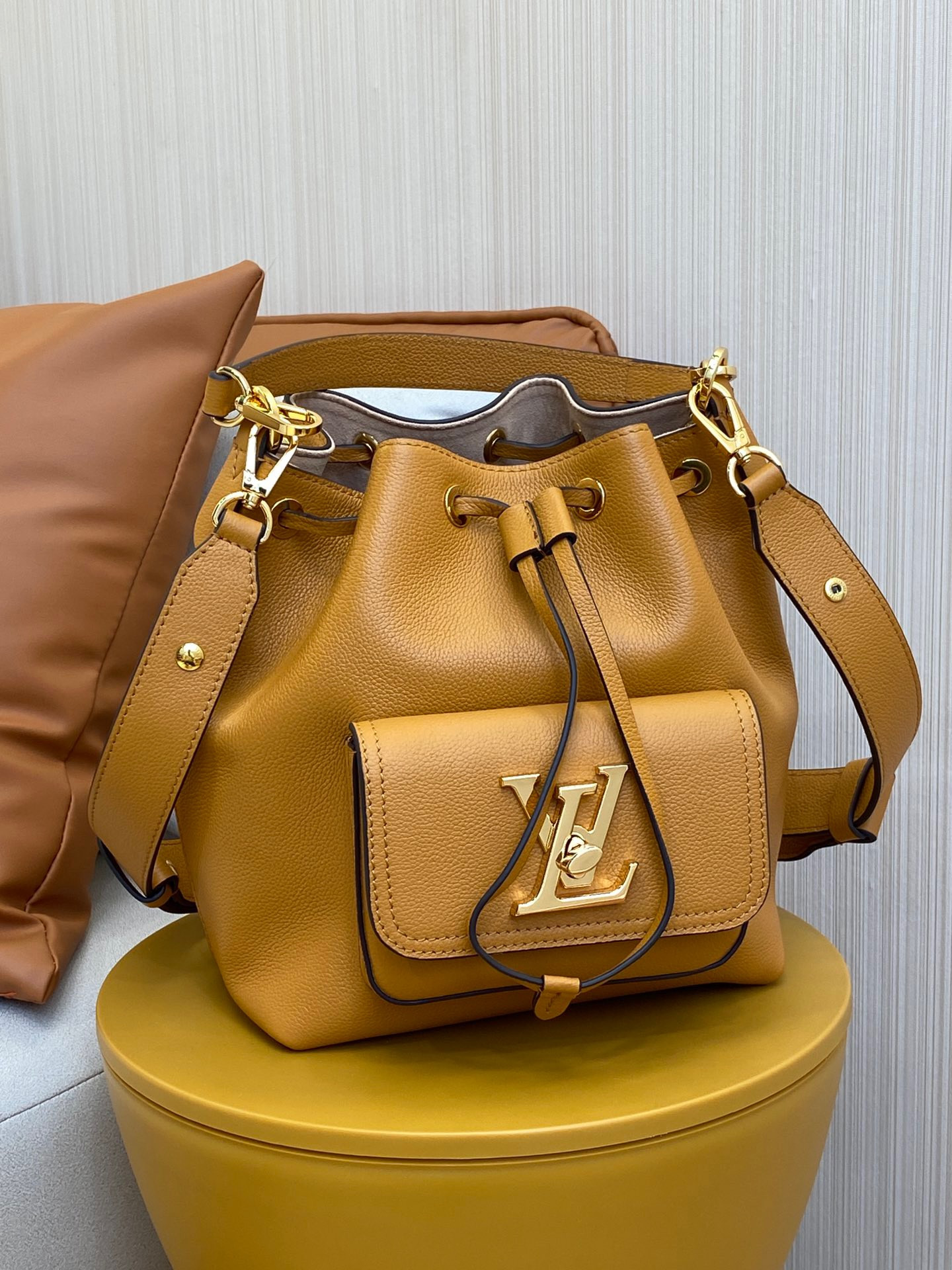 LV LOCKME BUCKET M57689