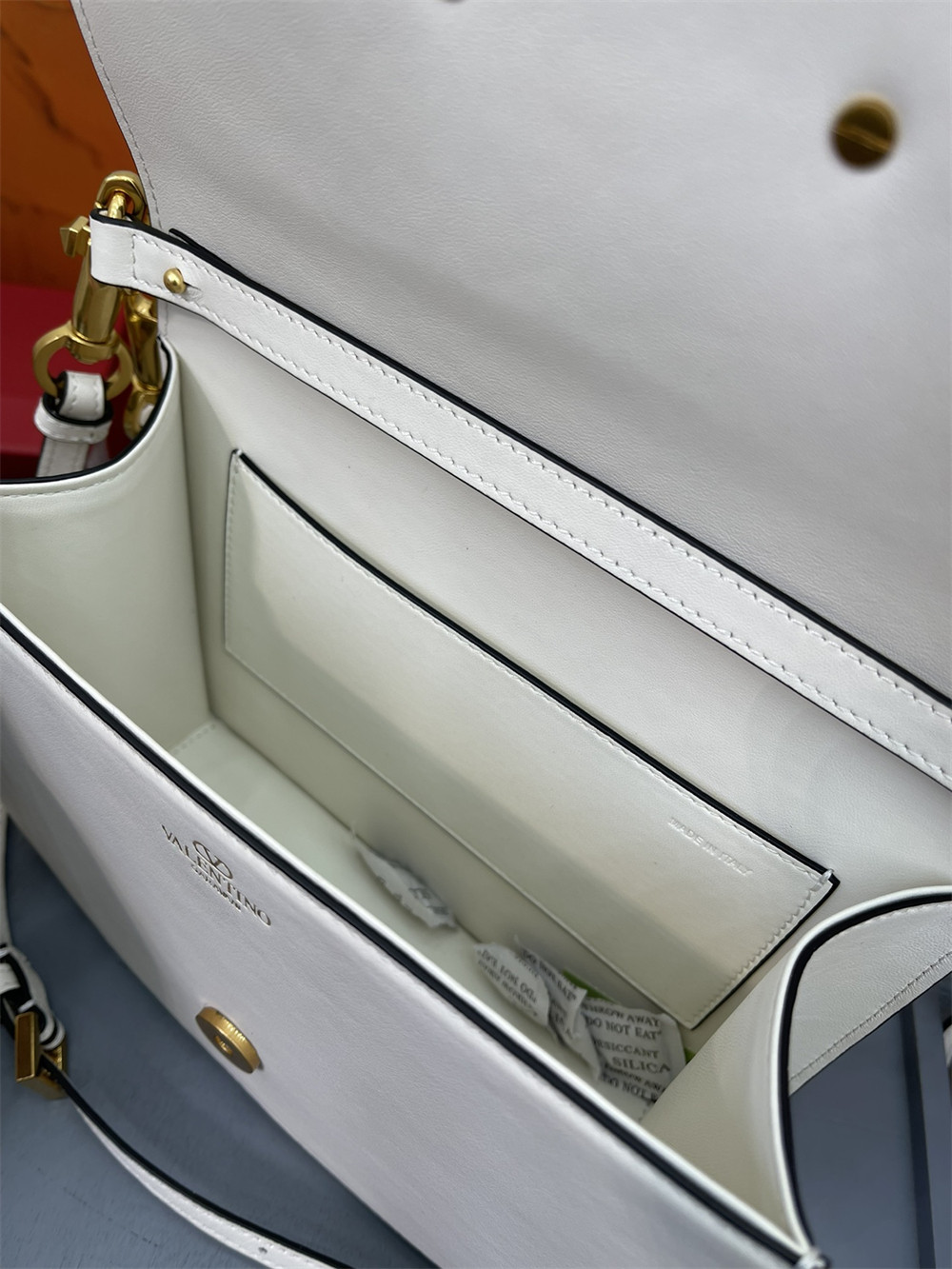 Va1e*ntin0 garavani locÒ calfskin shoulder small bag 22 x 16  x 7 cm