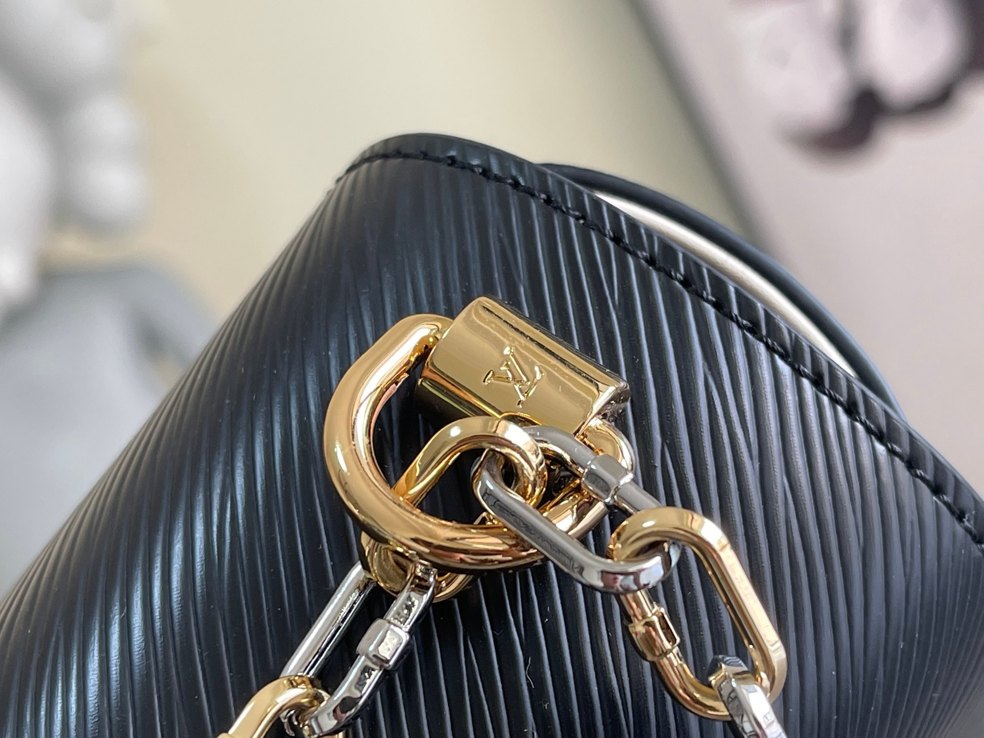 l0*is V*t0n m21025 twist mm 9.1 x 6.7 x 3.7 inches