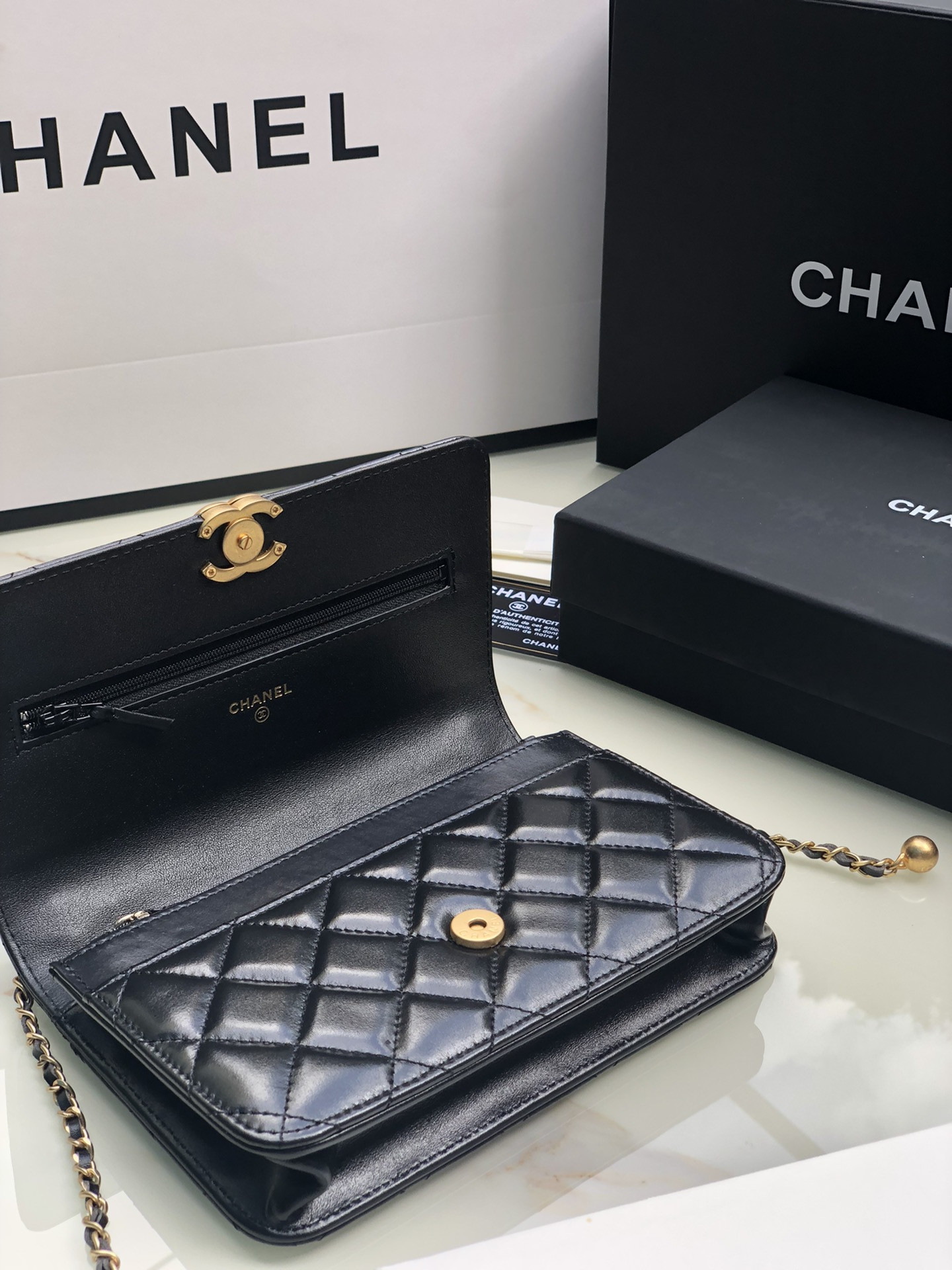 Ch*el classic wallet on chain black 4.8 × 7.5 × 1.4 in