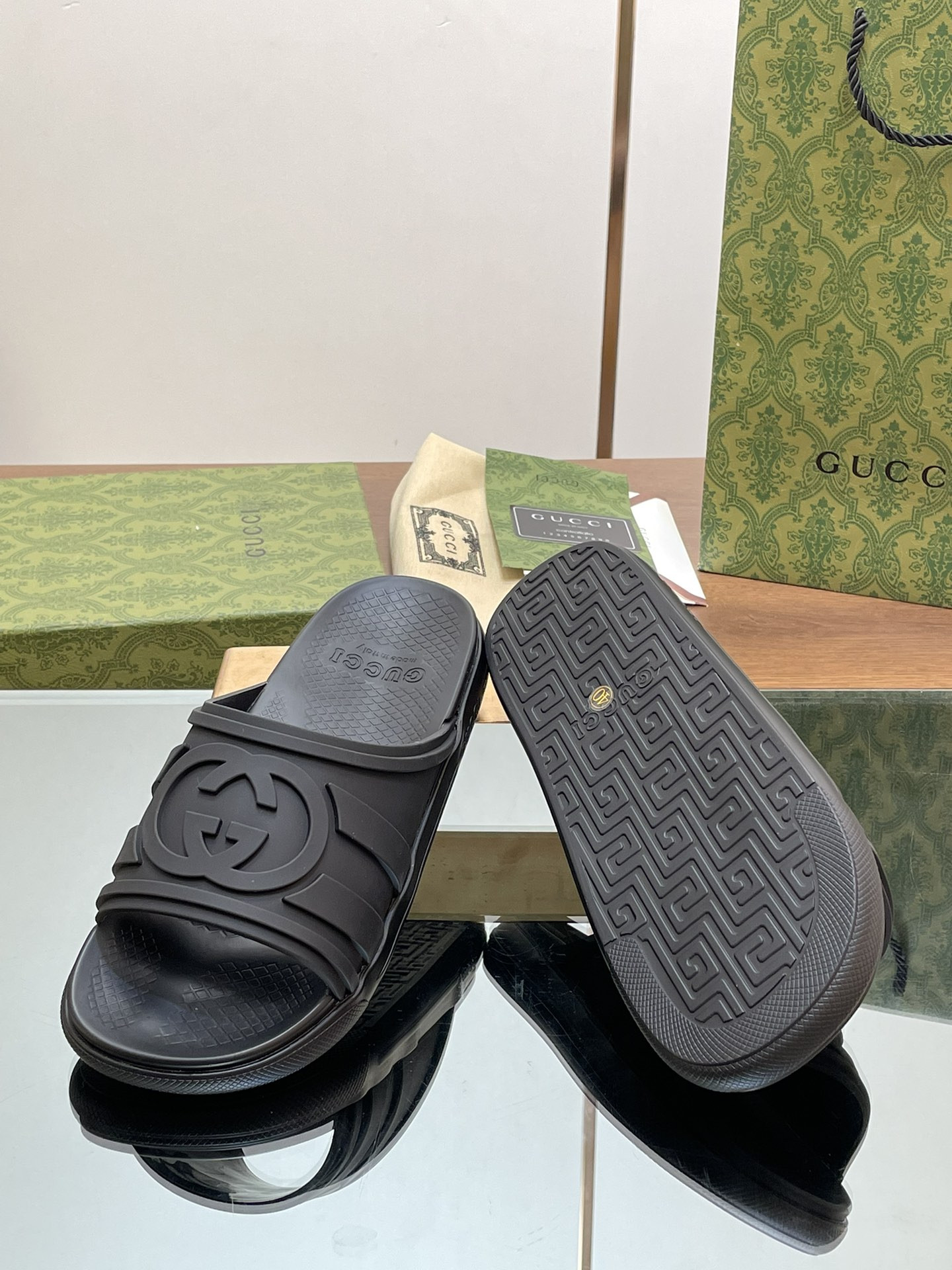 ua G*u*i interlocking g slide sandal
