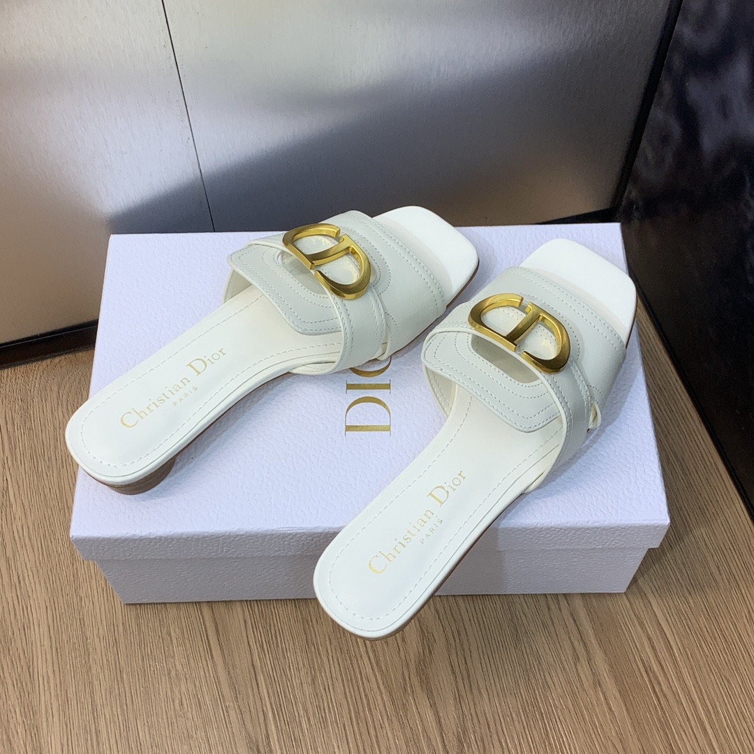 ua D*or 30 montaigne slide