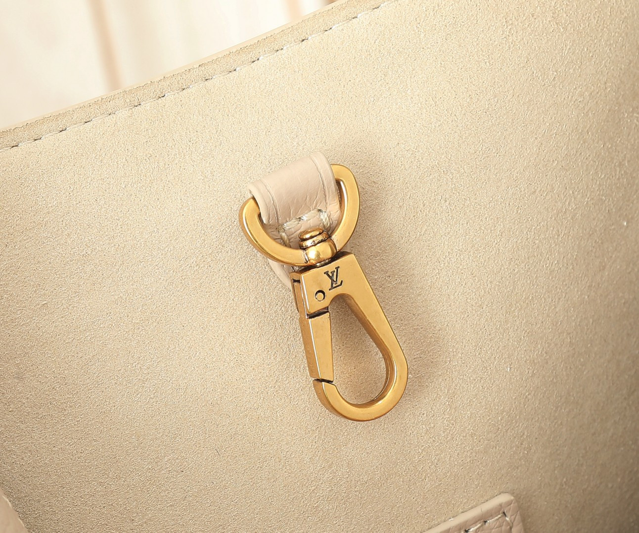 LV Low Key Hobo MM M25022 12.2 x 13.8 x 7.1 in