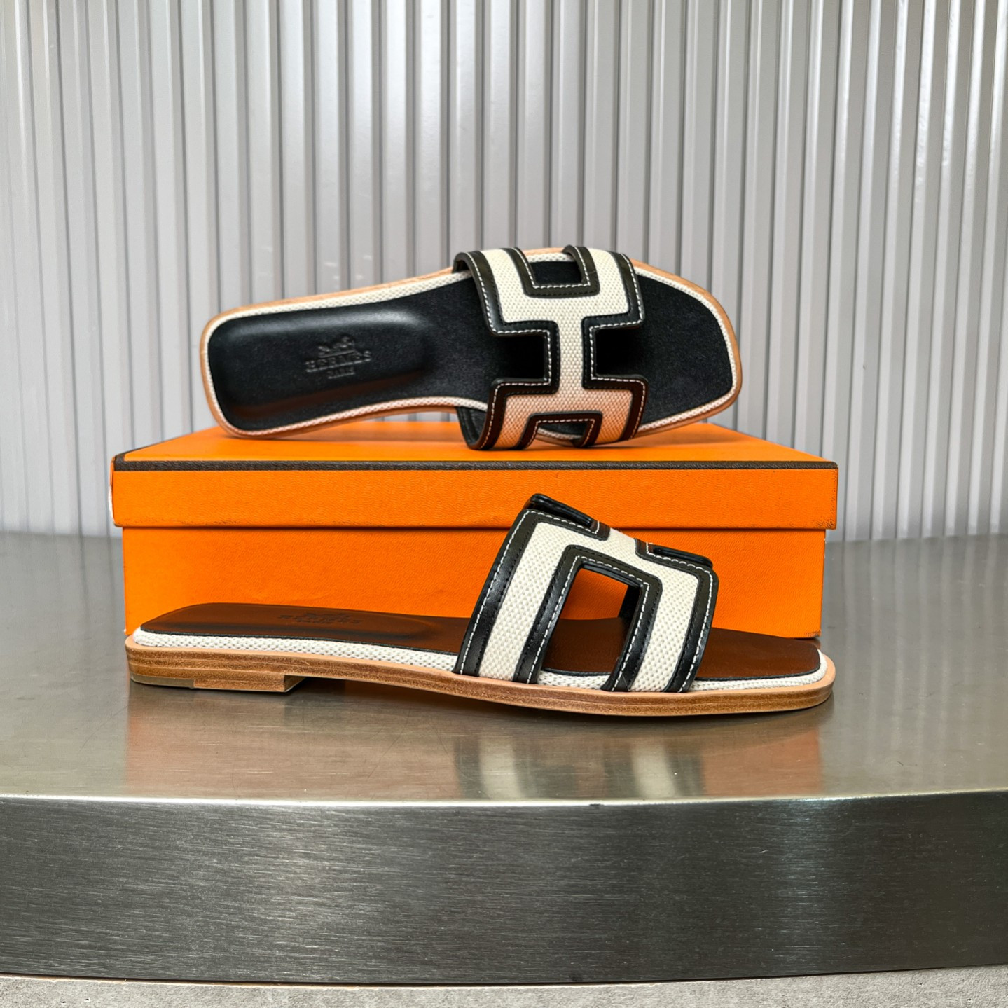 ua H**me5 oran sandal