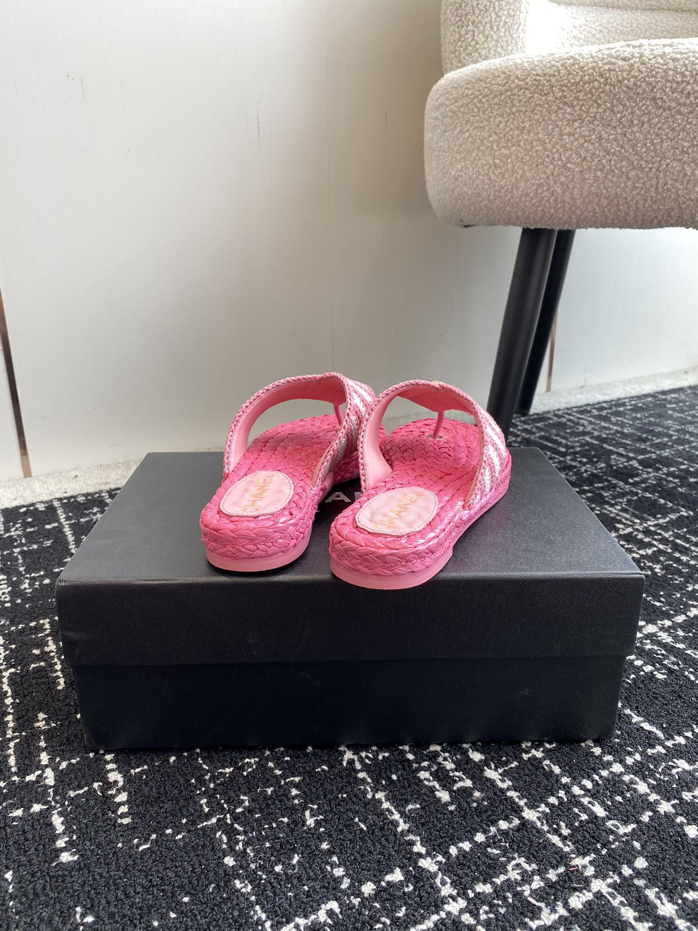 ua Ch*el thongs slides