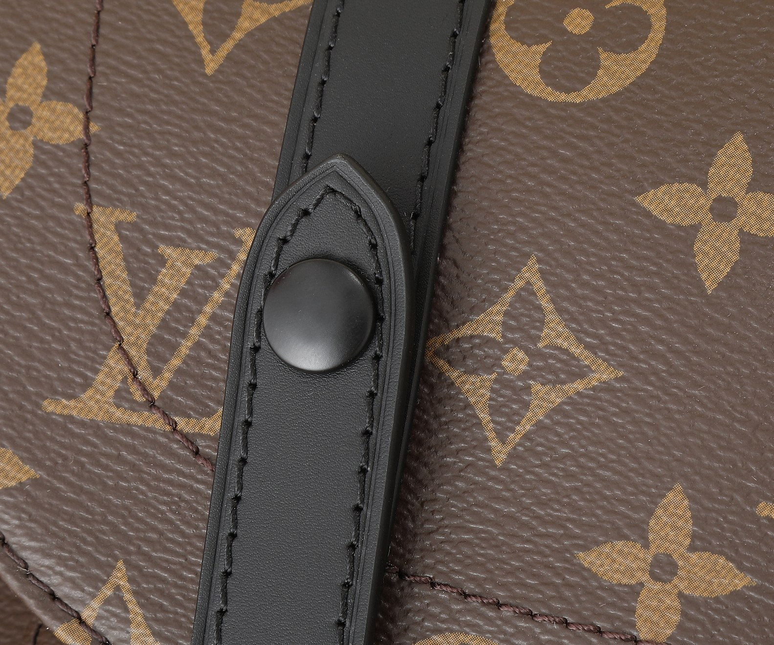 LV Christopher MM M43735 15 x 17.3 x 4.9 inches