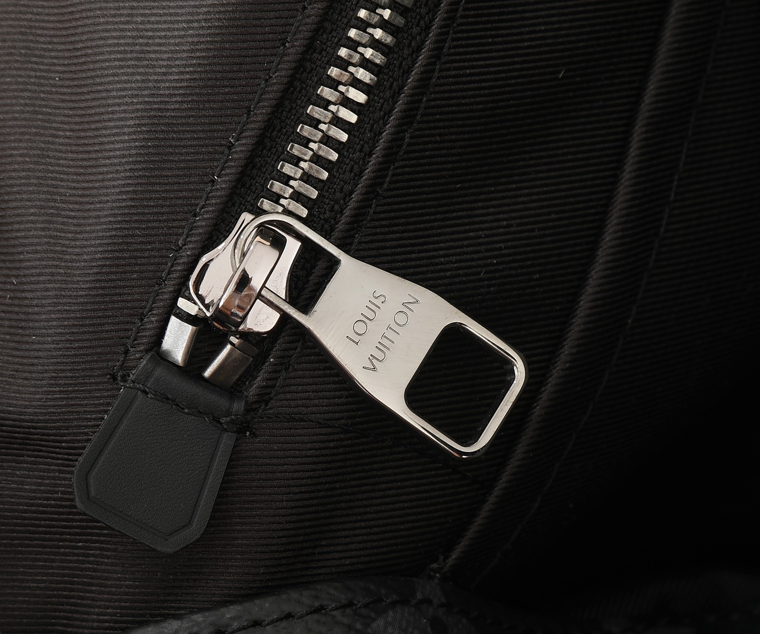 LV Christopher MM M43736 15 x 17.3 x 4.9 inches