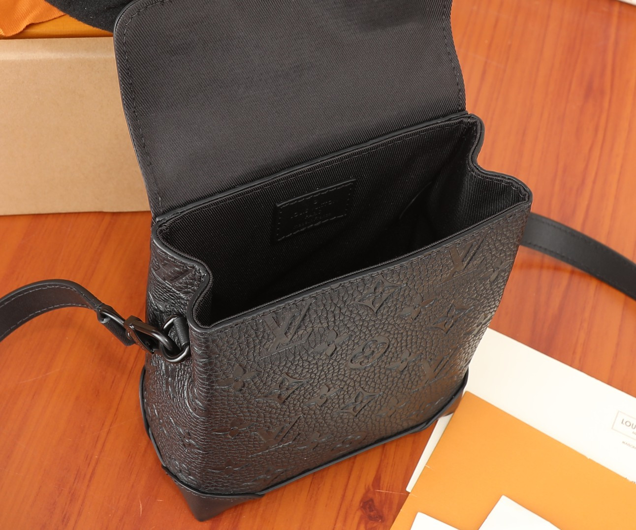 LV Nano Steamer M82772 5.9 x 7.1 x 2.8 inches