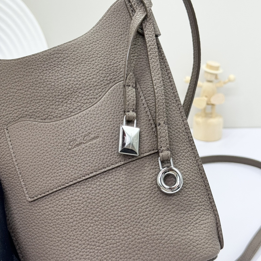 L**o p*ana mini bale bag calfskin 20x15x4cm