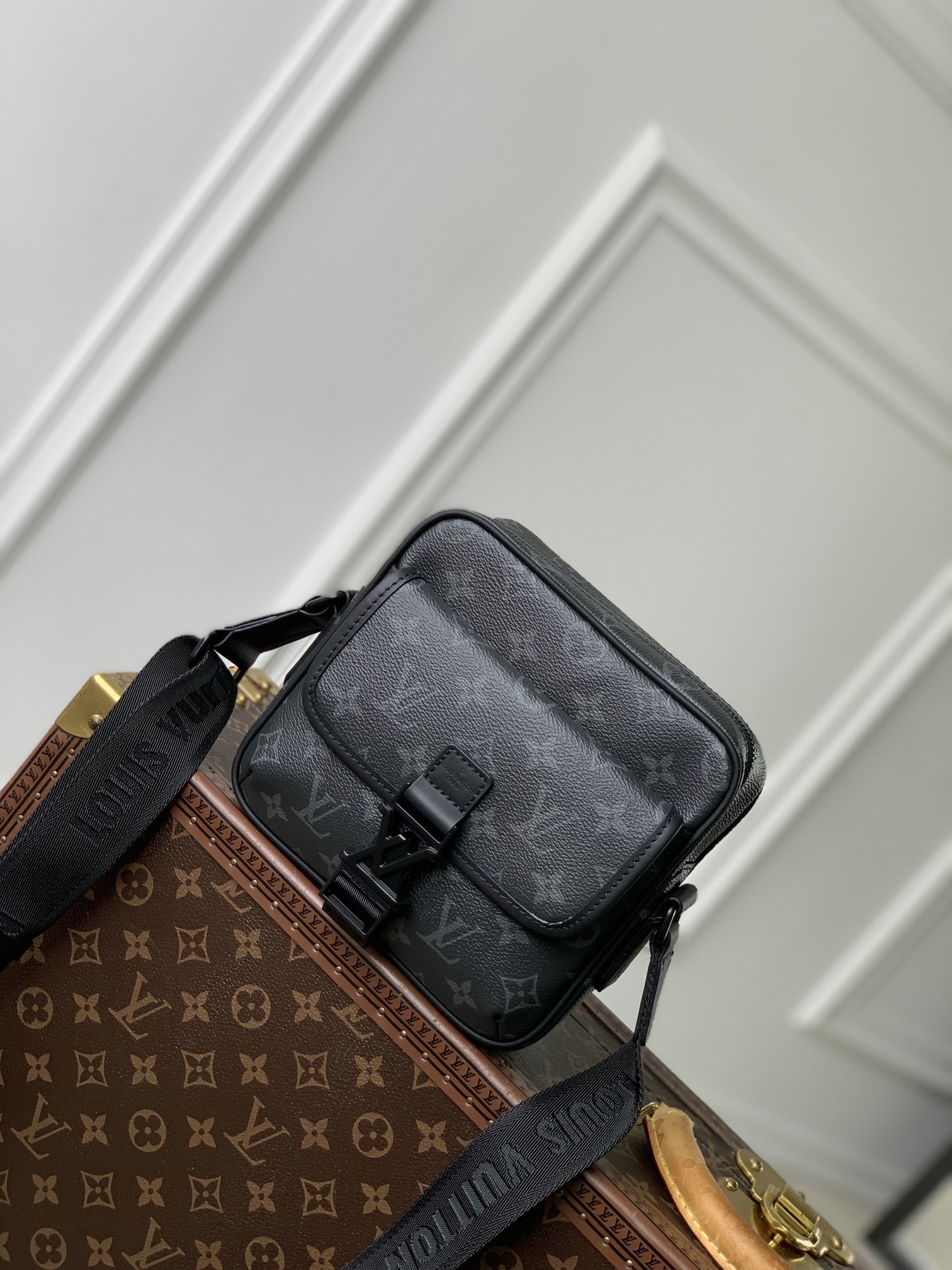 LV Getaway Messenger M12518  17 x 7.8 x 18 cm