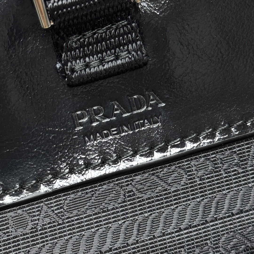 Pra*a leather smartphone case 12.5x18x2.5cm