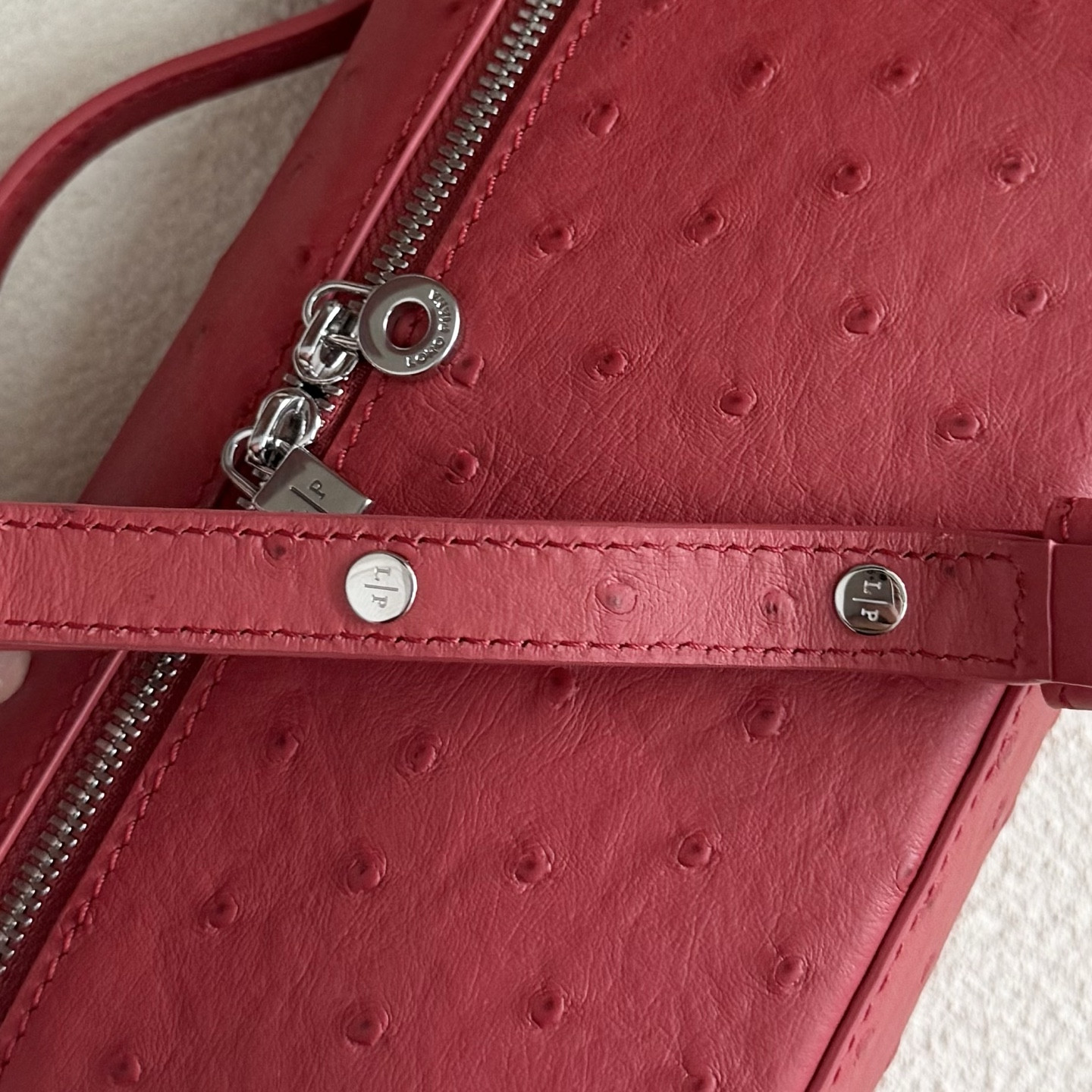 L**o p*ana extra pocket l19 ostrich-grained leather 11 x 19 x 6.5 cm