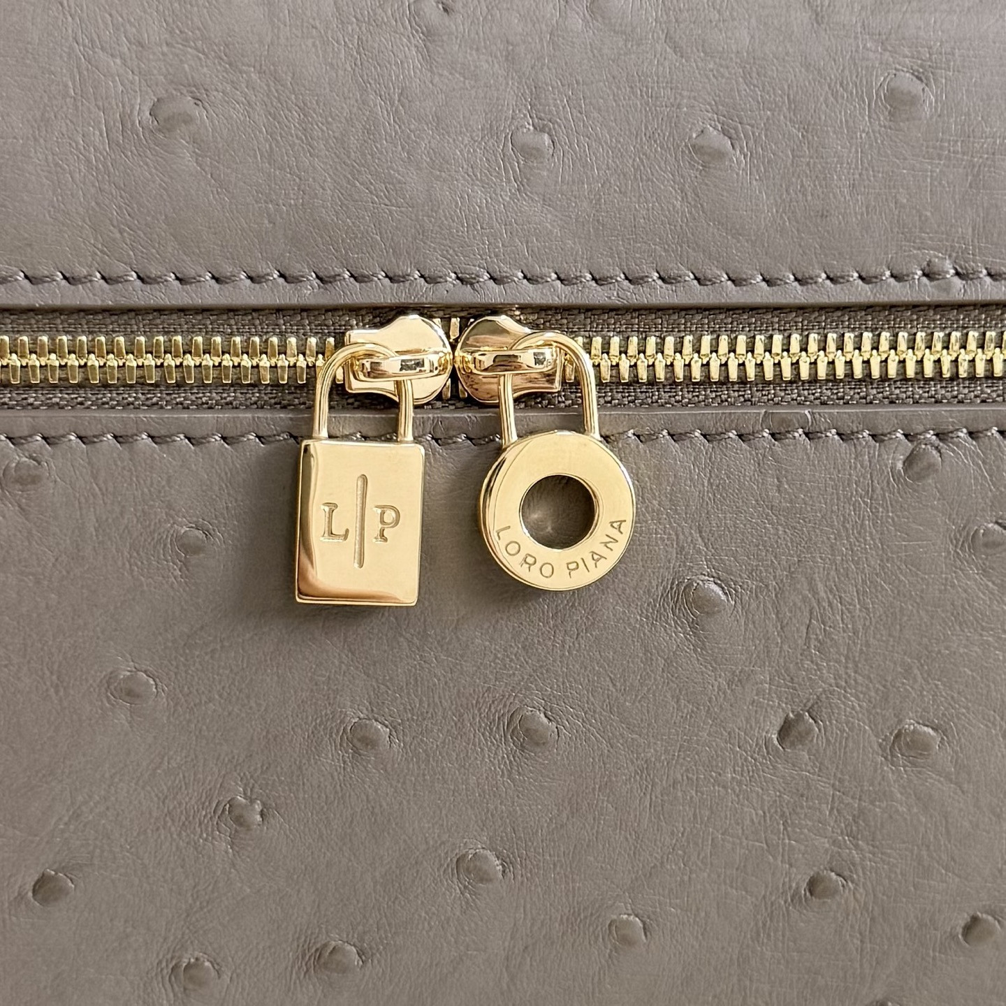 L**o p*ana extra pocket l27 ostrich-grained leather 16x27x10cm