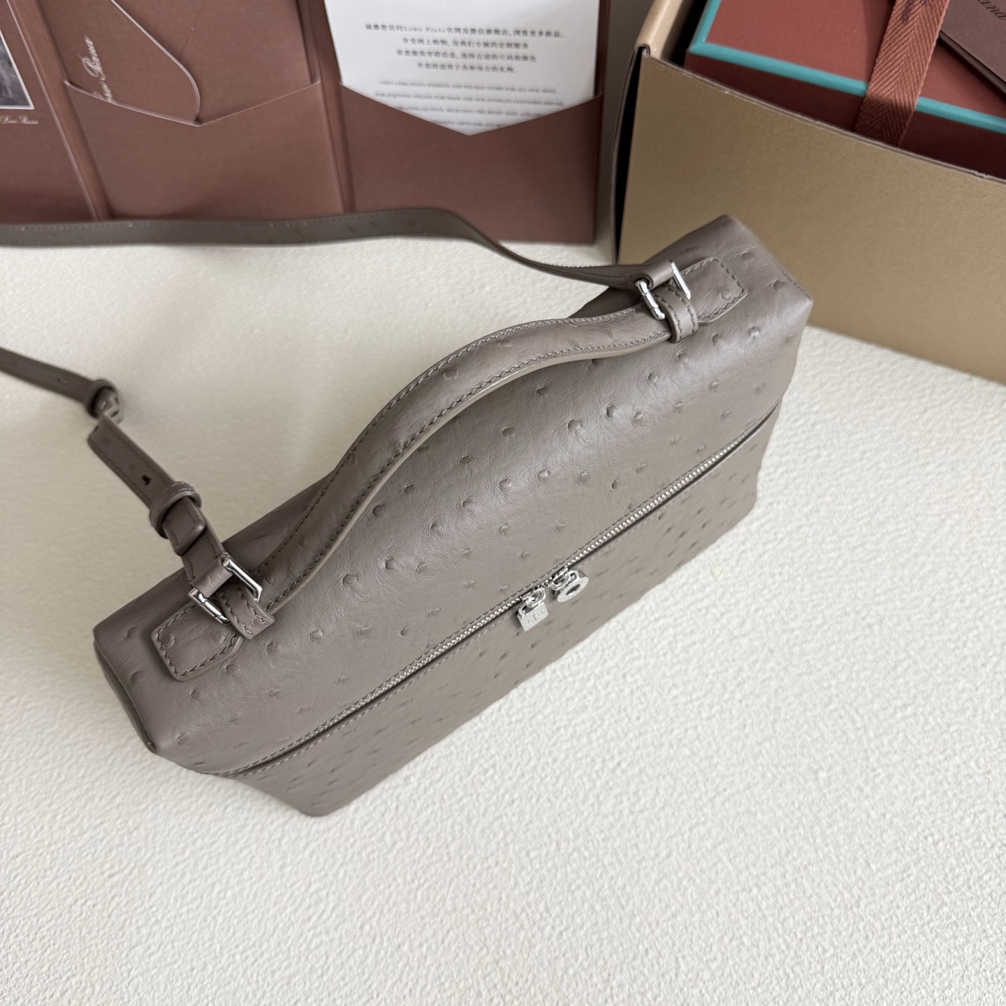 L**o p*ana extra pocket l27 ostrich-grained leather 16x27x10cm